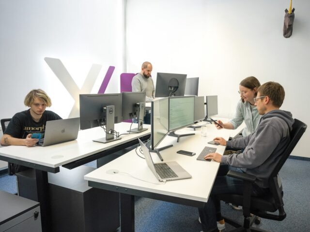 youniqx team working