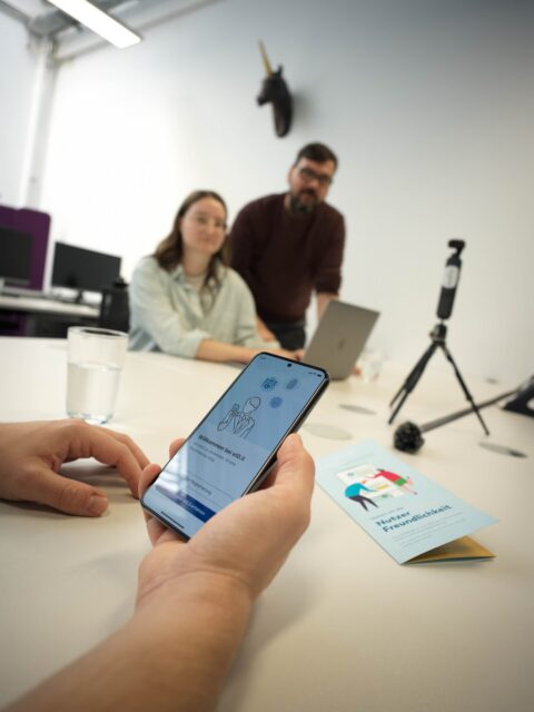 A user is testing a youniqx application during a youniqx UX testing session